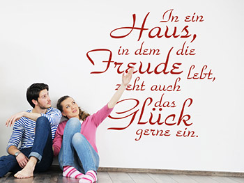 In ein Haus Wandtattoo in rot auf heller Wand