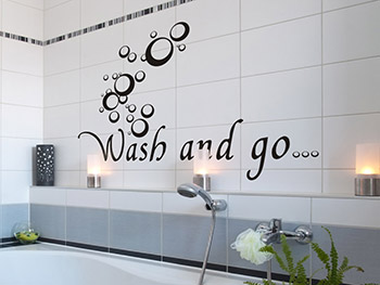 Wandwörter Wash and Go neben der Badewanne