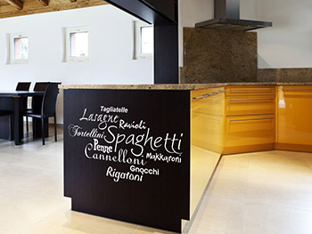 Verschiedene Pastasorten als Wandtattoo in wei