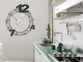 Wanduhr mit Wandtattoo Ziffernblatt in der Küche