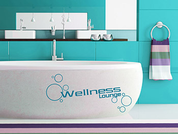 Wellness Lounge Wandwort in Farbe auf der Badewanne