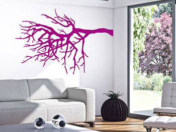 Wandtattoo-Zweig in kräftigem Pink über dem Sofa