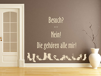 Schuhtick Wandtattoo Spruch in beige auf brauner Wand^