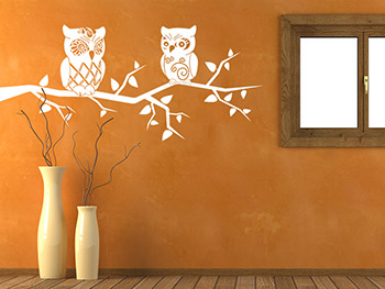 Weie Eulen als Wandtattoo auf gelber Wand