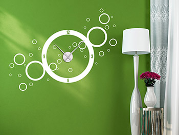 Wandtattoo als weie Uhr auf grner Wand