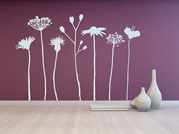 Weies Wandtattoo Wiesenblumen auf farbiger Wand