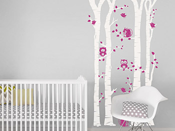 Wandtattoo Baumstmme mit lustigen Tieren im Kinderzimmer
