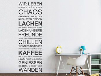 Wandtattoo Text Chaos, Lachen, Freunde an weier Wand