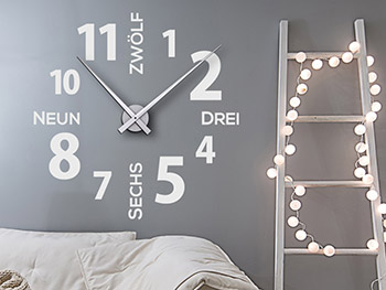 Wandtattoo Designer Uhr in wei im Wohnzimmer