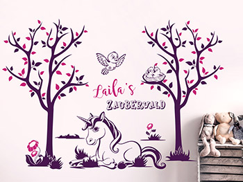 Einhorn im Zauberwald als lila Wandtattoo